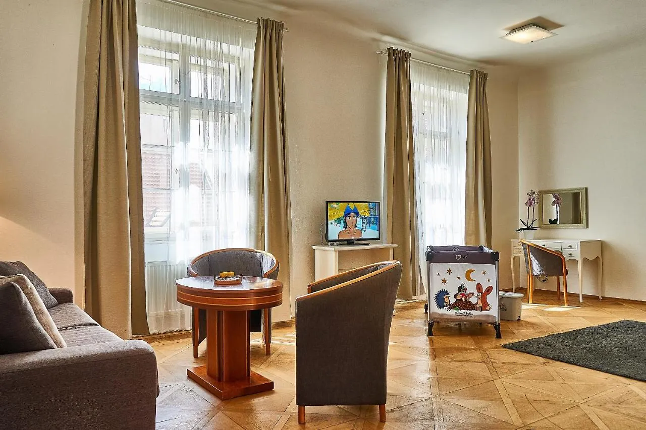 Three Golden Crowns Apartments Aparthotel