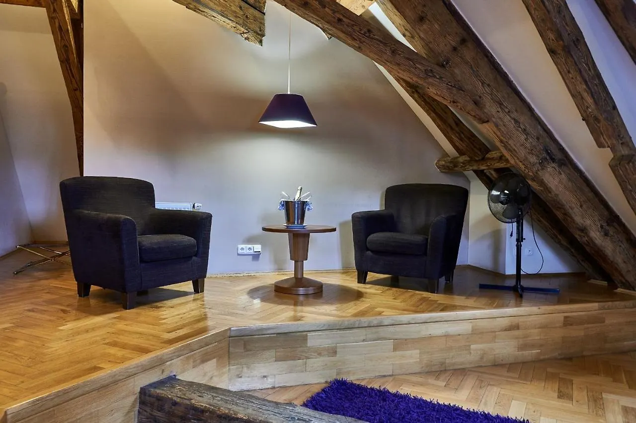 Three Golden Crowns Apartments 3*, Prague