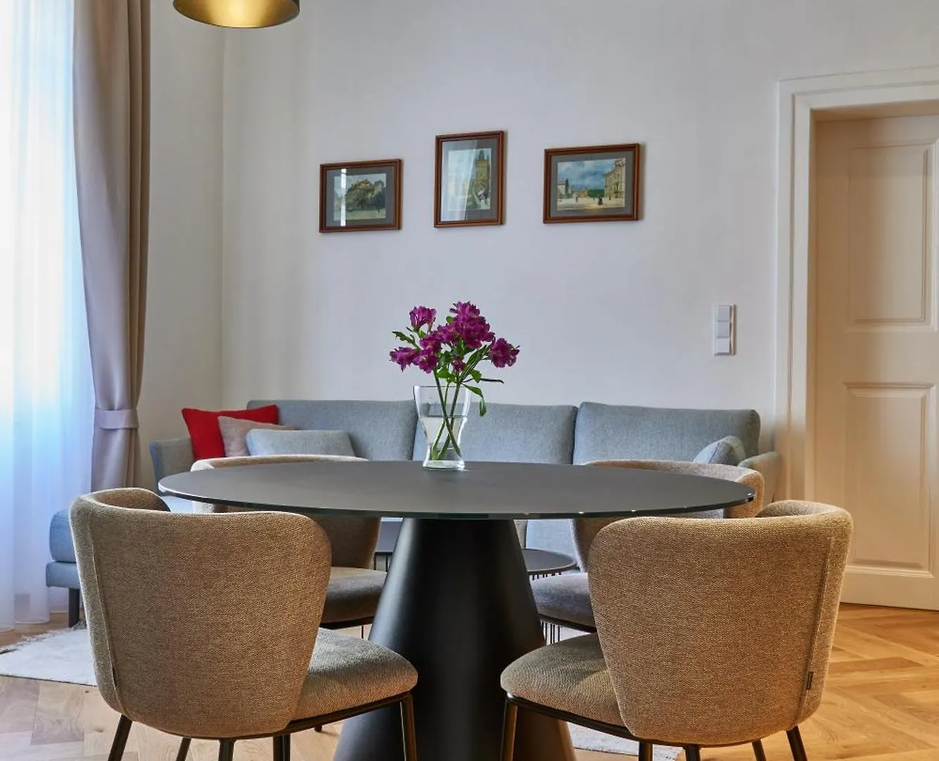 Three Golden Crowns Apartments Aparthotel