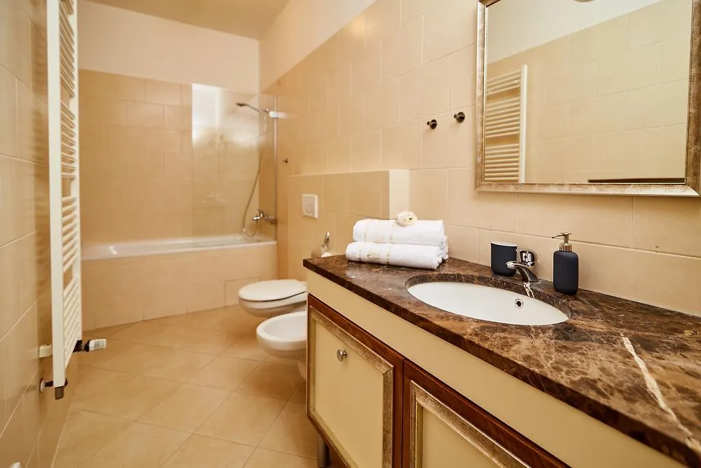 Three Golden Crowns Apartments Aparthotel