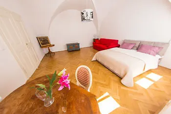 Three Golden Crowns Apartments Aparthotel