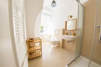 Three Golden Crowns Apartments 3*, Prague