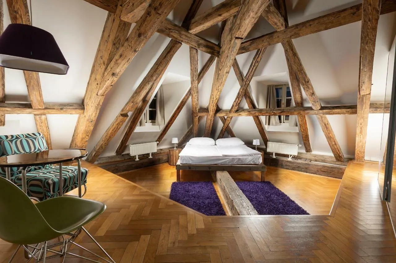 Three Golden Crowns Apartments 3*, Prague