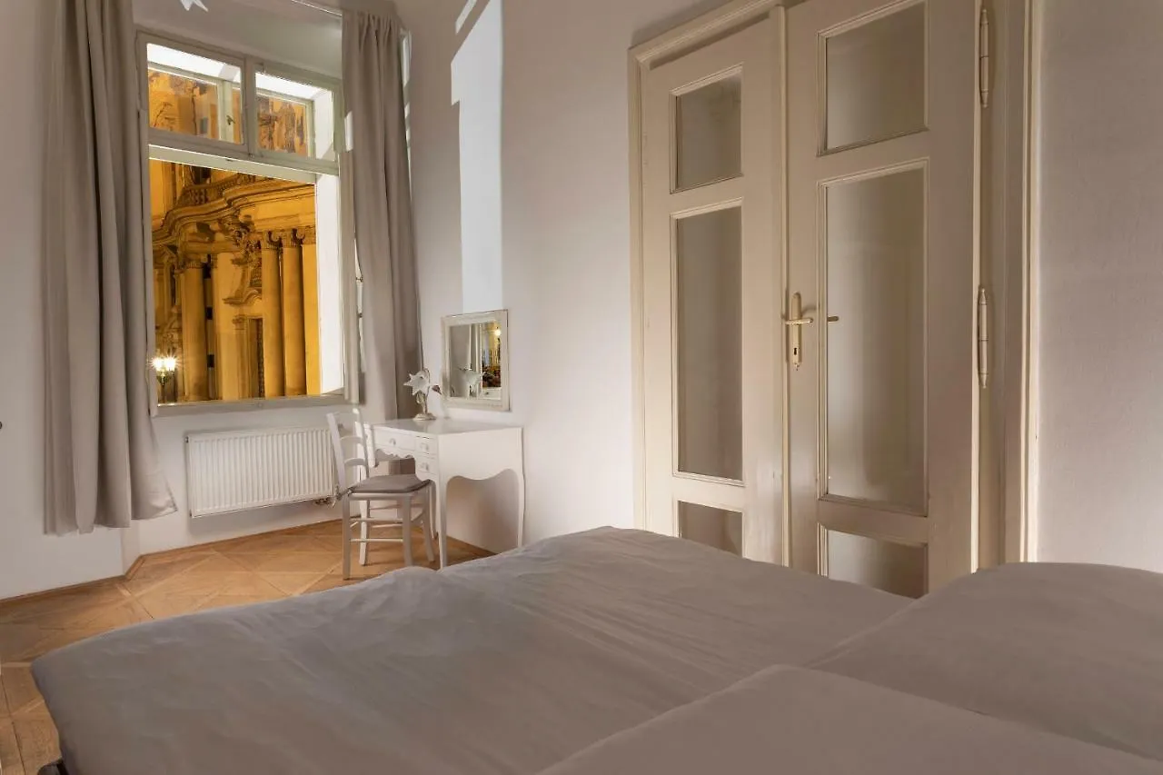 براغ Three Golden Crowns Apartments
