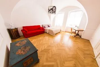 Three Golden Crowns Apartments Прага Апарт-отель