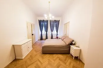 Three Golden Crowns Apartments Прага Чехия